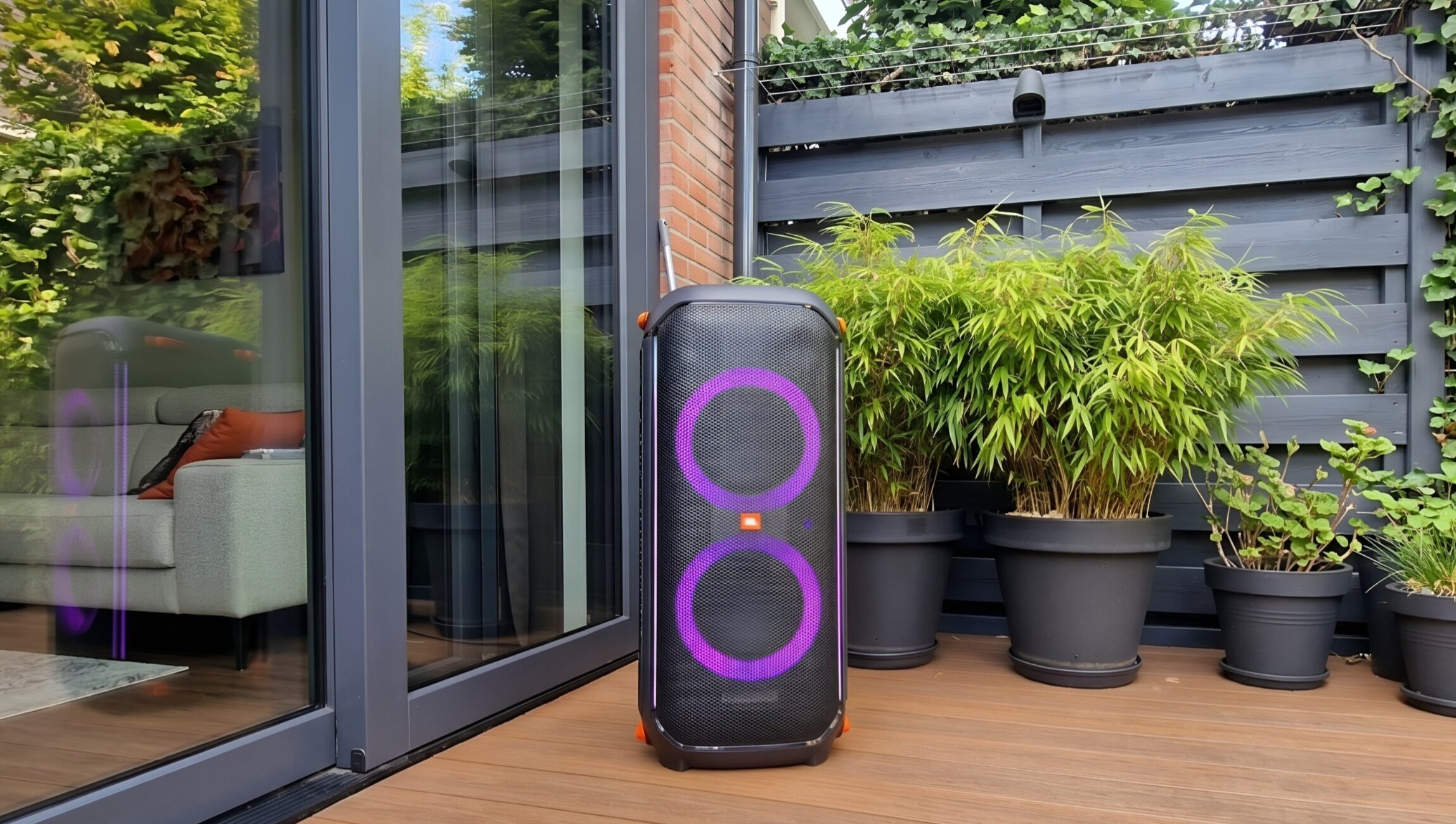JBL Partybox in tuin
